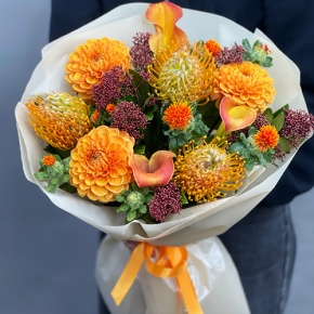 Букет "Пейзажи Левитана" из калл, лейко, георгин, скиммии и занзибара в Люберцах