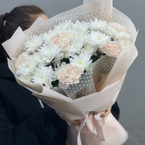 Букет из хризантем и диантусов пудра в Люберцах