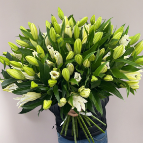 Объемный букет из 27 ароматных белых лилий в Люберцах