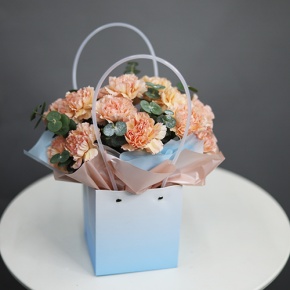 Стильная композиция в сумочке из диантусов и эвкалипта в Люберцах