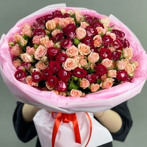 Букет "Рубиновый гранит" из 35 кустовых роз микс (50 см) в Люберцах