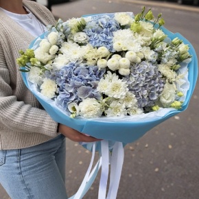Букет "Голубые облака" из хризантемы, диантусов, Голландской гортензии, дельфиниума и эустомы в Люберцах