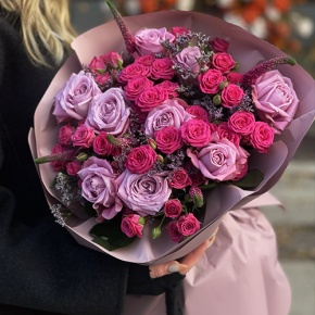 Букет "Малиновый вечер" из кустовых малиновых роз, вероники, лимониума и роз Меритим в Люберцах