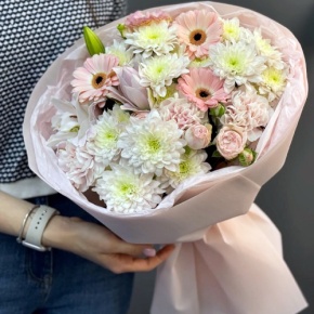 Букет "Дружба" из хризантемы, пионовидной лилии, гербер, диантусов и кустовых роз в Люберцах