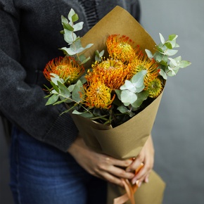 Букет "Гости из будущего" из 5 лейко и эвкалипта в Люберцах