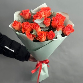 Букет из 15 морковных роз с эвкалиптом (50 см) в Люберцах