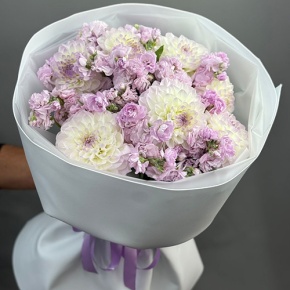 Букет "Чарующий" из георгин и ароматных маттиол в Люберцах