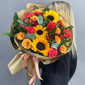 Букет "Ричи" из подсолнухов, альстромерий, гиперикума, роз, скиммии и диантусов в Люберцах