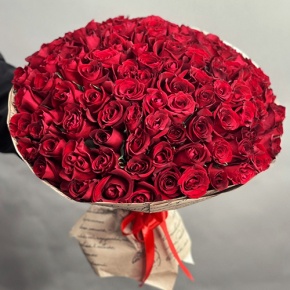 Букет 101 красная роза Кения в крафте (50 см) в Люберцах