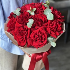 Букет "Красная пантера" из 13 роз Эквадор и эвкалипта в Люберцах