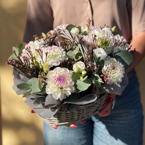 Композиция в корзине "Сюзи" из георгин, эустом и капса в Люберцах