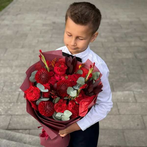 Букет с георгинами, розами и леукадендроном в Люберцах