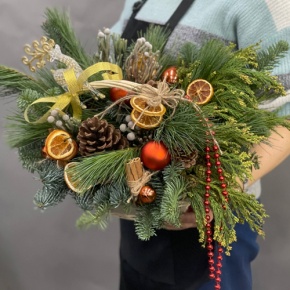 Композиция в корзине "Лесная история" из нобилиса, корицы и зимнего декора