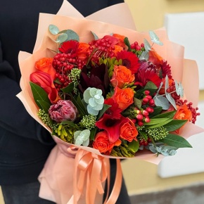 Букет "Красный закат" из калл, роз, калины, скиммии, гиперикума, сафари, гербер и капса в Люберцах