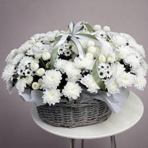 Композиция в корзине "Снежная лавина" из хризантем в Люберцах