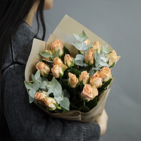 Букет "Абрикос" из 17 роз кения с эвкалиптом (40 см) в Люберцах