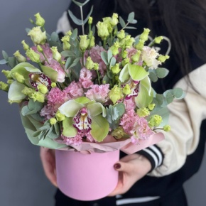 Композиция в шляпной коробке "Melody" из лаймовых орхидей и эустом в Люберцах