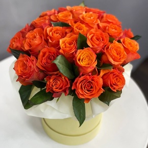 Композиция в шляпной коробке из 25 роз огненных роз в Люберцах