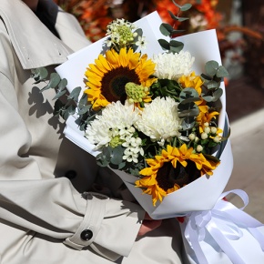 Букет "Солнечный цветочек" из подсолнуха, гиперикума, хризантем и орнитагалума в Люберцах