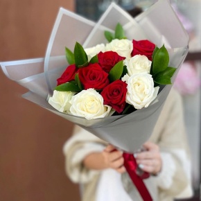Букет "Лёд и пламя" из 11 роз и рускуса (50 см) в Люберцах