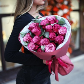 Букет из 15 роз Космик с эвкалиптом (50 см) в Люберцах