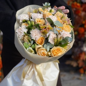 Букет "Пломбирный" из роз Аваланж, диантусов, альстромерий и эвкалипта в Люберцах