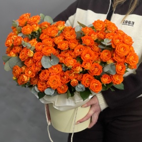 Композиция в шляпной коробке "Закат" из кустовых роз и эвкалипта в Люберцах