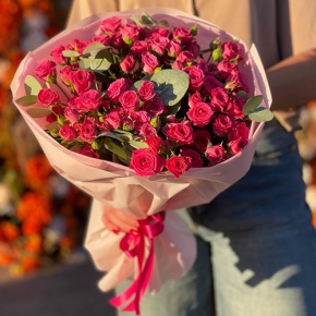 Букет из 15 кустовых малиновых роз и эвкалипта (40 см) в Люберцах