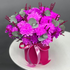 Композиция в шляпной коробке "Магия розового" из хризантем и лаванды в Люберцах