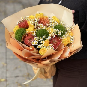Букет "Зельда" из диантусов Lux, лимонных роз, лейко и ромашек в Люберцах