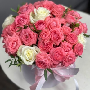 Композиция в шляпной коробке из белых и кустовых коралловых роз в Люберцах