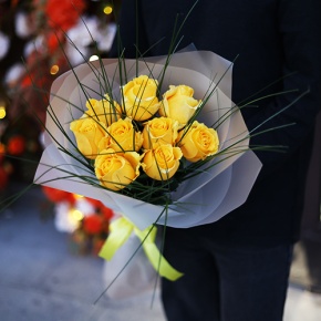 Букет "Еллоу" из 9 ярких роз с берграссом (70 см) в Люберцах