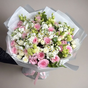 Букет "Ульяна" из роз, ароматных маттиол, ромашек, эустом и оксипеталума в Люберцах