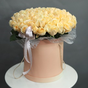 Композиция в шляпной коробке из 101 кремовой розы в Люберцах