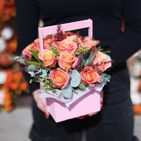 Композиция в ящике из роз Мисс Пигги и капса в Люберцах