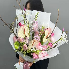 Авторский букет с антуриумами, ранункулюсами и цветущими ветками магнолии в Люберцах