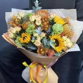 Букет "Сочиняй мечты" из подсолнухов, лейко, вибирнума, орхидей, калл, кустовых роз и талинума в Люберцах