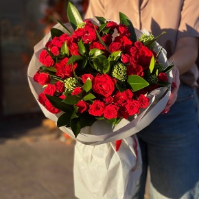 Букет "Всё возможно" из кустовых роз, скиммии, роз Эль Торо и рускуса в Люберцах