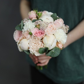 Свадебный букет диантусов, пионов, роз и озатамнуса в Люберцах