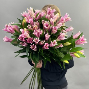 Букет из 17 розовых лилий в Люберцах