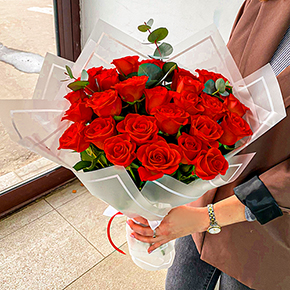 Букет из 25 красных роз с эвкалиптом в Люберцах