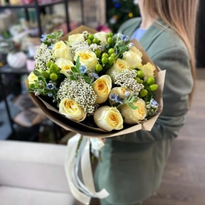 Букет "Мичиган" из пионовидных роз Баттеркап, озатамнуса, оксипеталума и гиперикума в Люберцах