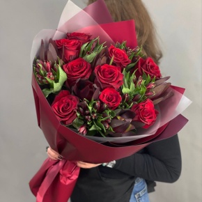 Букет "Татьяна" из красных роз Эквадор, альстромерии и сафари в Люберцах