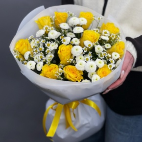 Букет "Синди" из лимонных роз, ромашек и хризантем сантини в Люберцах