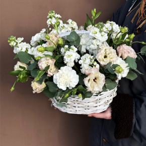 Композиция в корзине "Фея" из маттиол, диантусов, эустом и эвкалипта в Люберцах