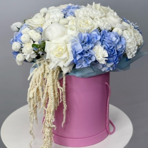 Композиция в шляпной коробке "Красотка" из пионов, гортензий, ранункулюсов, роз Эквадор, оксипеталума, диантусов и хризантем Ньютон  в Люберцах