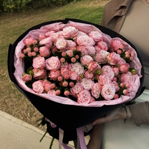 Букет из кустовых роз Бомбастик и гиперикума (50 см) в Люберцах