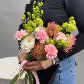Букет "Фантастический" из ранункулюсов, лейко, эустом и диантусов в Люберцах
