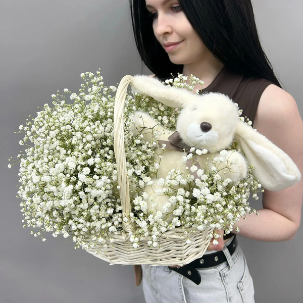 Нежная корзина из воздушной гипсофилы и мягкой игрушки-брелка в Люберцах