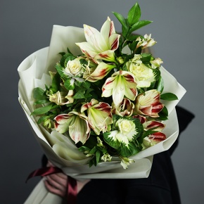 Букет "Феличита" из амариллисов, альстромерий и брассики в Люберцах